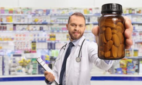 How much is the pay for a pharmacy tech in the UK?