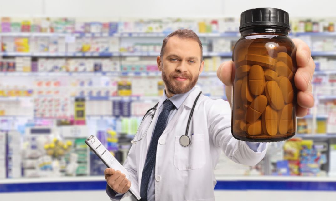How much is the pay for a pharmacy tech in the UK?