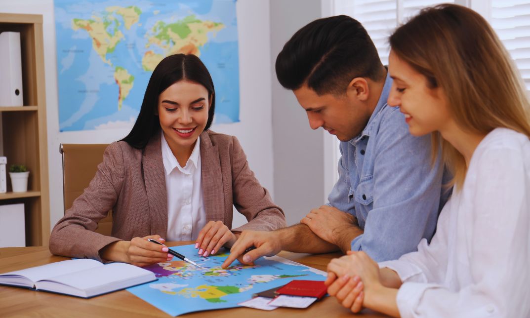 how do travel agents earn money