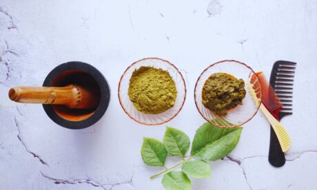 What are the steps for preparing a natural henna paste at home