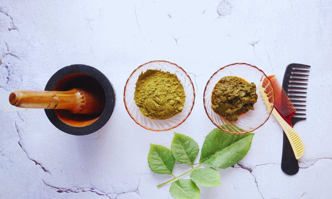 What are the steps for preparing a natural henna paste at home