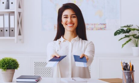 how do travel agents make money
